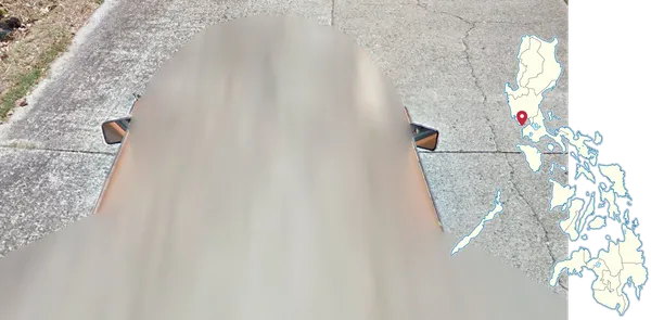 Оранжевый автомобиль Street View на острове Коррехидор с видимыми боковыми зеркалами