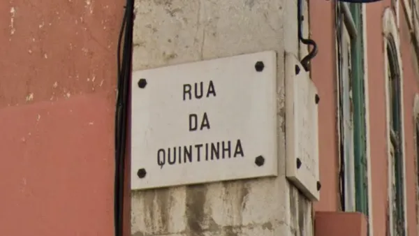 Уличная табличка с надписью Rua в Португалии