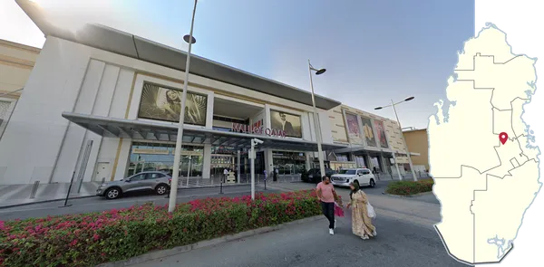 Торговый центр Mall of Qatar в Равдат-аль-Джахания с рекламными плакатами и автостоянками