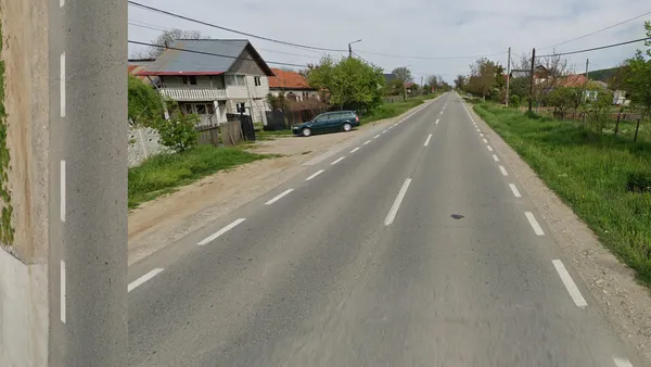 Внешняя дорожная разметка в Румынии: короткие черточки с узкими промежутками