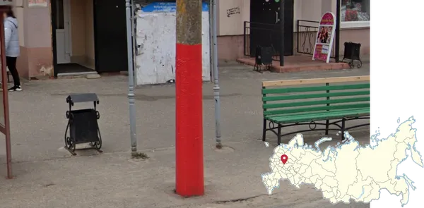 Красные окрашенные столбы на улицах Мурома, Россия