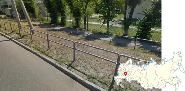 Желтый забор с тонким закругленным прямоугольным профилем сверху в Тольятти