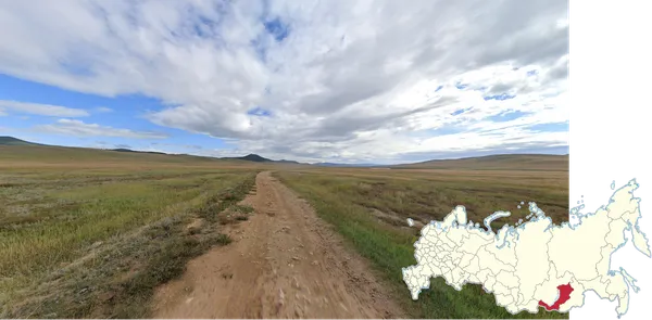 Луговые просторы Бурятии у Байкала, кустарники и горные склоны