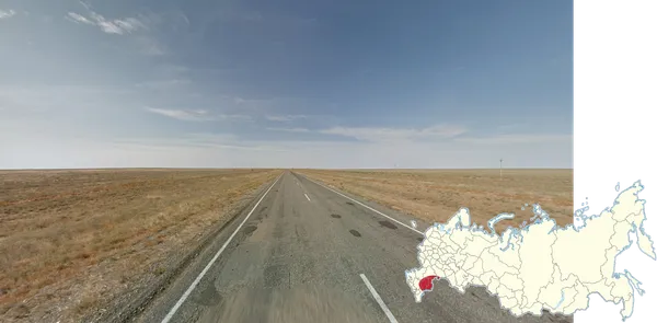 Сухая равнина к западу от Каспийского моря в Калмыкии