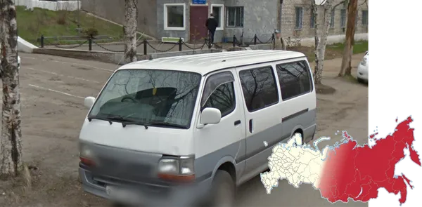Японский автомобиль с правым рулем на улице в восточном Сибири