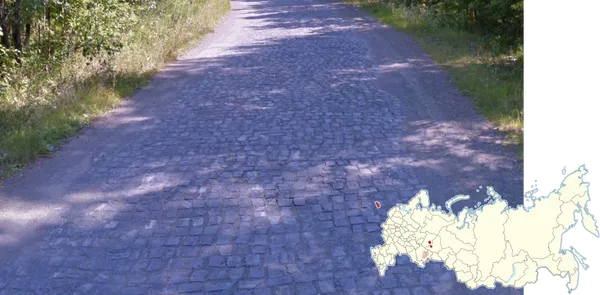 Калининградская брусчатка на улице у здания в Нижнем Тагиле