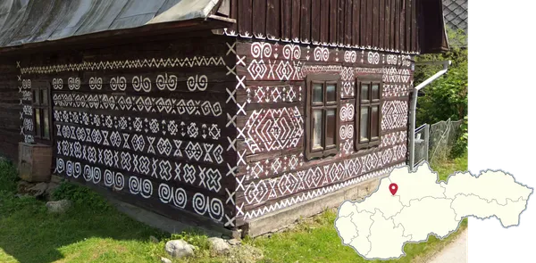 Чичманы в западной части Жилинского края, темно-коричневые дома с белыми узорами