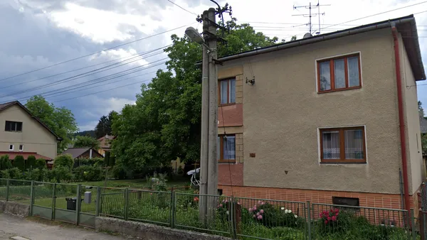 Пара широких круглых бетонных столбов вдоль дороги в Чехии и Словакии