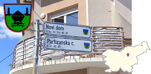 Сине-зеленый герб Трбовле с черным гребнем на здании