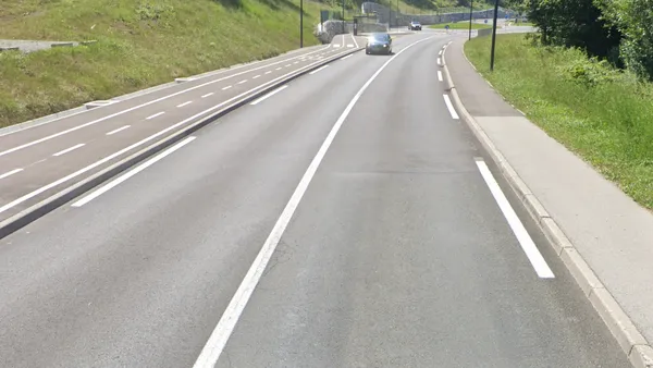 Длинные дорожные тире на трассе в Словении, разметка и ориентиры