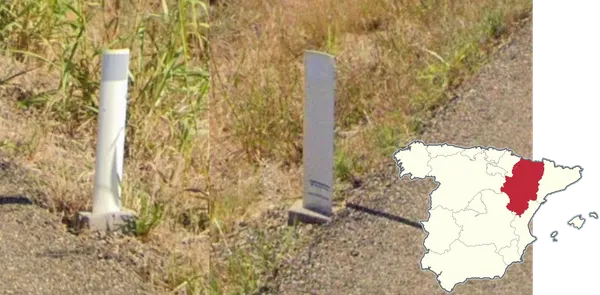 белые плоские дорожные столбики Арагон с серыми светоотражателями по обеим сторонам