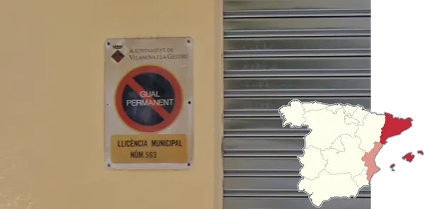 Знак запрета парковки с надписью Gual permanent в Каталонии