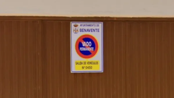 Знак запрета парковки Vado permanente перед гаражными воротами и калитами