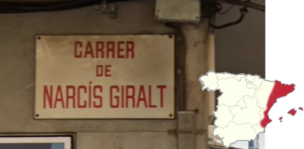 Знак на каталонской улице с словом carrer на табличке