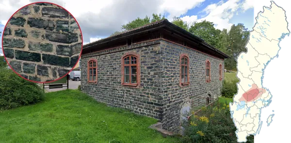 Сине-зеленые шлаковые здания в горнодобывающем регионе Бергслаген