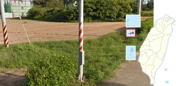 Красно-белые фонарные столбы с диагональными полосами на острове Цзиньмэнь