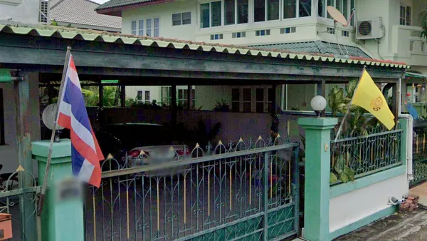 Желтые королевские флаги Таиланда развешены вдоль городской улицы