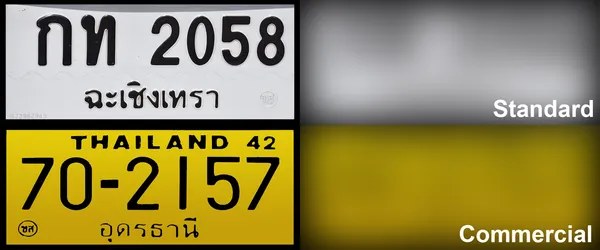 Белые номерные знаки легкового автомобиля в Таиланде на дороге