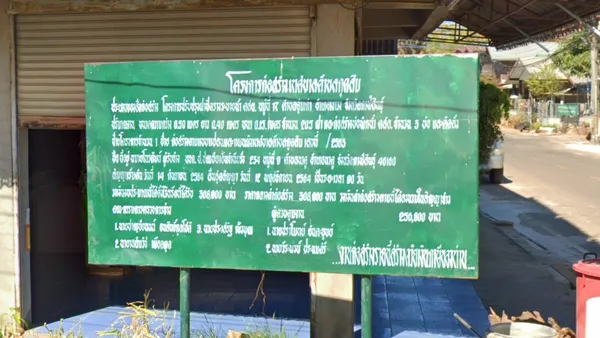 Зеленые дорожные знаки Таиланда в небольшой деревне у дороги
