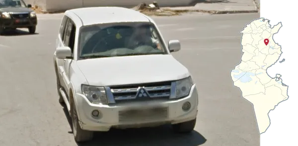 Белый Mitsubishi с белыми зеркалами на сопровождении в Кайруане, Тунис