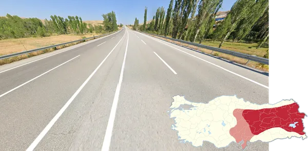 Четырехполосная автомагистраль без разделительной полосы, двойная разметка посередине
