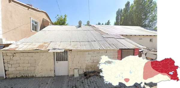 Металлические крыши в восточной части города под голубым небом