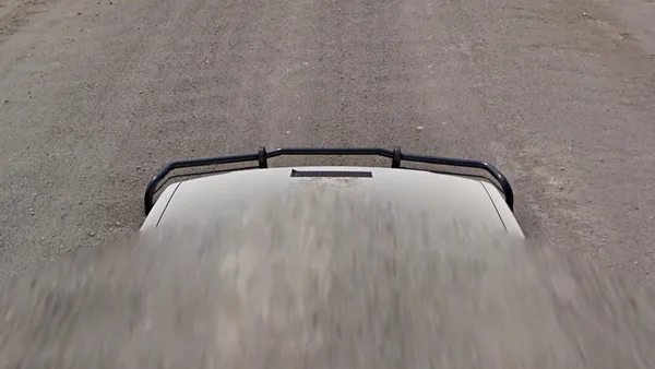 Автомобиль Street View с чёрной полосой на передней части в Уганде