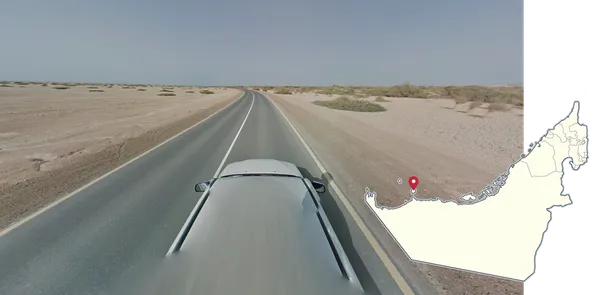 Редкий белый автомобиль Google с боковыми зеркалами на острове Сир-Банияс с растительностью