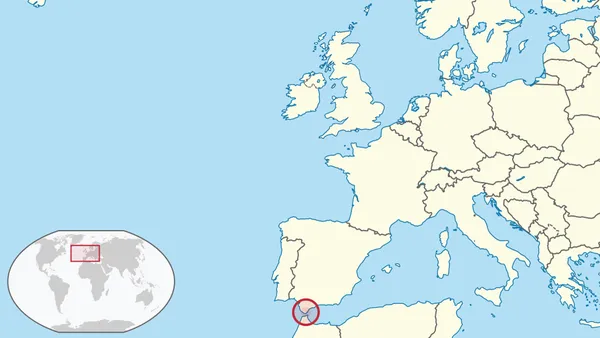 Гибралтарская скала у моря в Великобритании, граница с Испанией