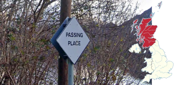 Ромбовидные знаки Passing Place на шотландской дороге у бордюра