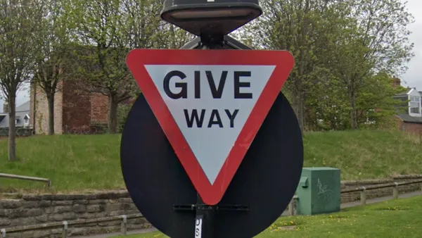 Знак GIVE WAY на дороге в Великобритании с предупреждением уступить дорогу