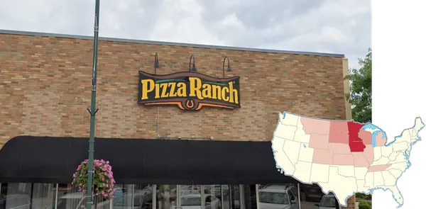 Вывеска Pizza Ranch на фасаде ресторана в Айове, США