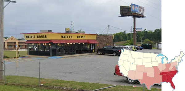 Табличка Waffle House у входа в ресторан в Джорджии, США
