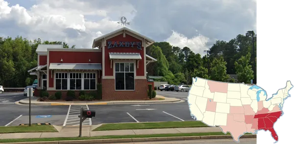 Ресторан быстрого питания Zaxby’s с вывеской и блюдами из курицы в США