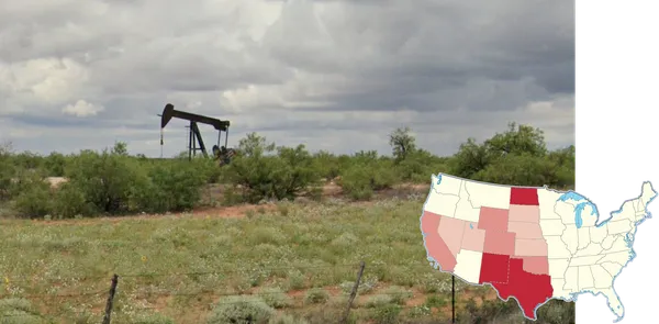 Нефтяные насосные вышки на нефтяном месторождении в Техасе
