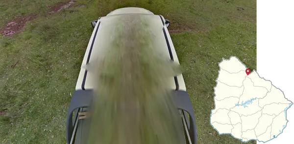 Белый автомобиль Google на узкой тропе в парке Valle del Lunarejo
