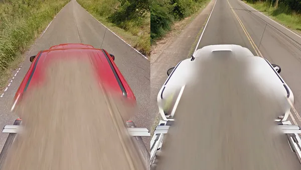 Большой красно-белый автомобиль на островной улице, вид сбоку